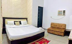 Taj 3 Star Hotel Near 200Mtr Taj Mahal Agra